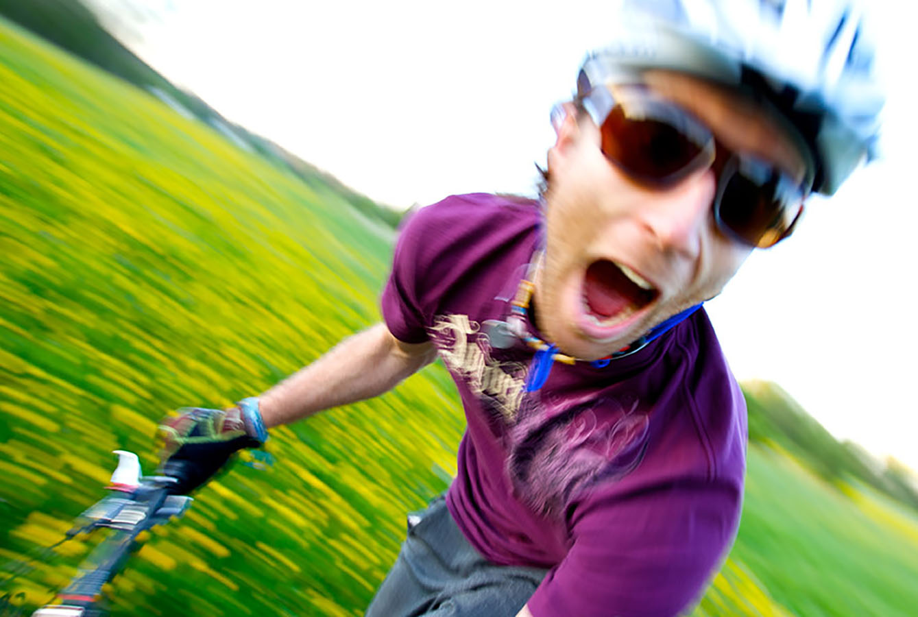 Mann auf einem Fahrrad mit Sportbrille als Sonnenbrille