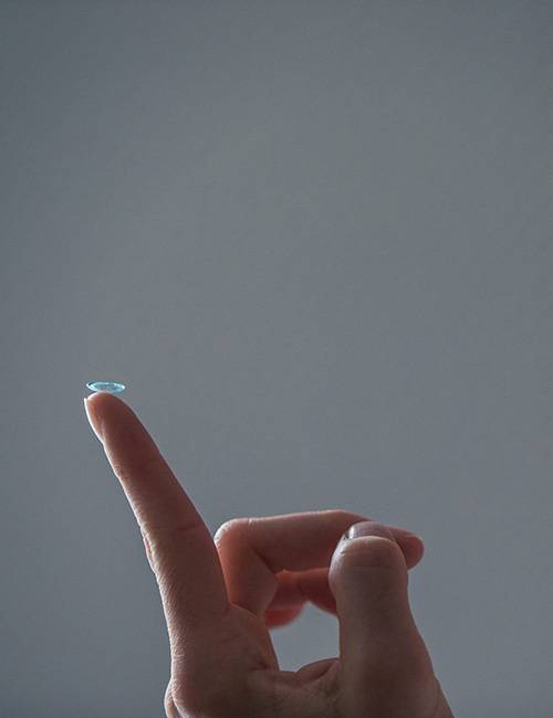 Kontaktlinse auf einem Zeigefinger