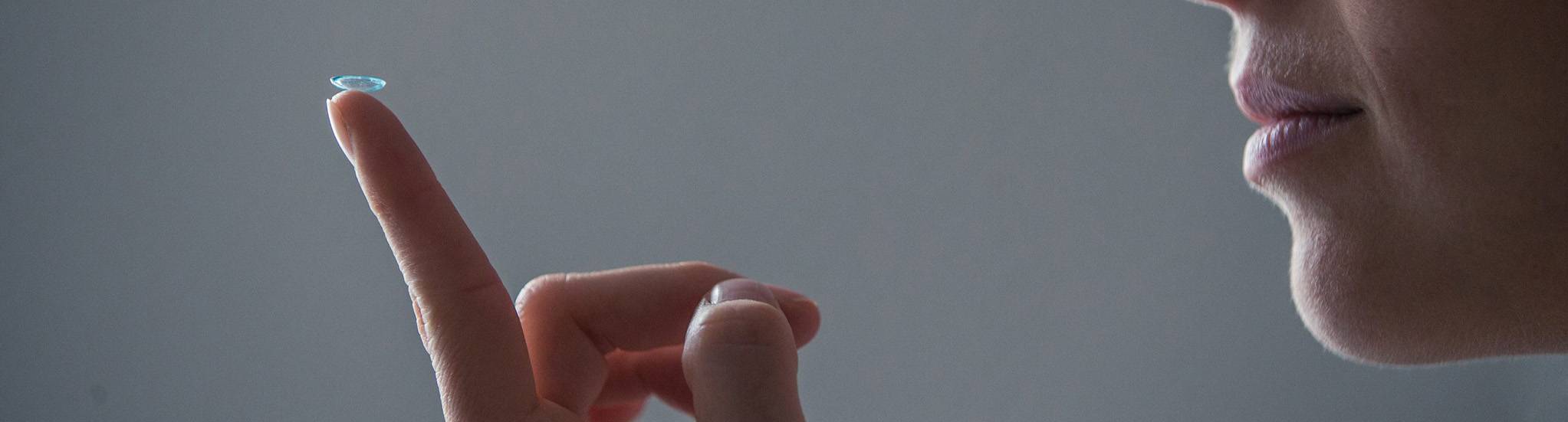 Kontaktlinse auf einem Zeigefinger 