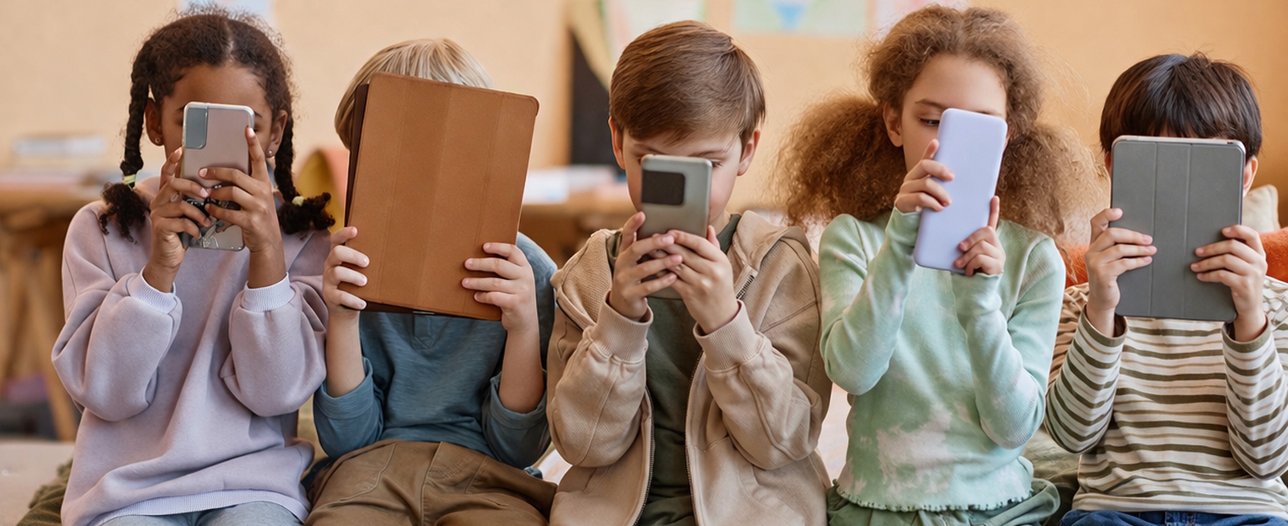 Fuenf_Kinder_1 Kinder mit Smartphones