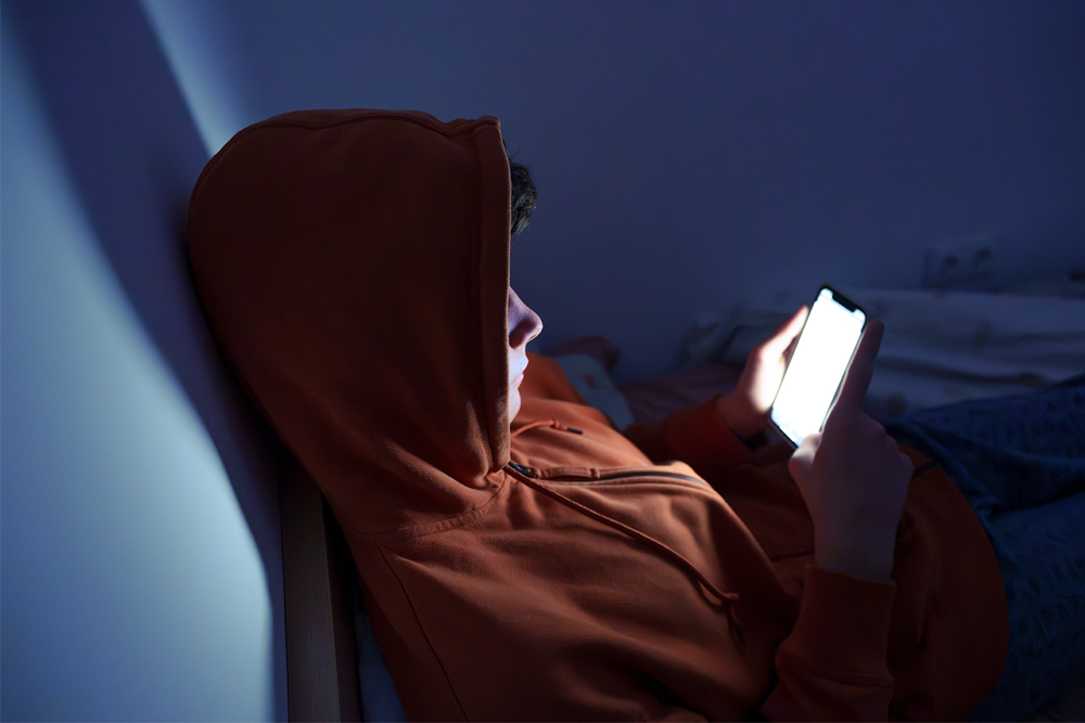 Jugendlicher_Tablet Jugendlicher im Dunkeln mit Tablet