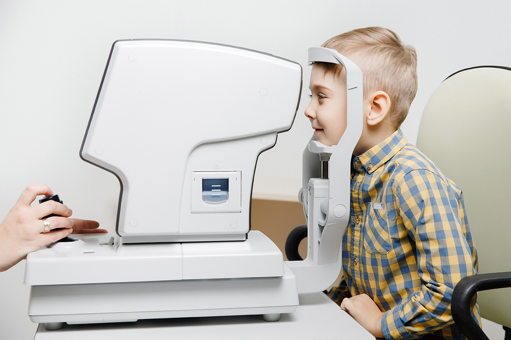 Kind_Sehtest Kind beim Optiker zum Sehtest