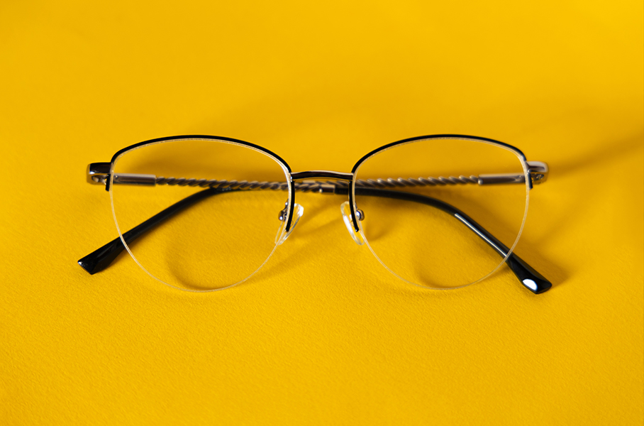 Halbrand-Brille auf gelbem Untergrund