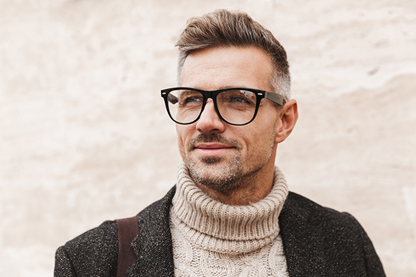 Mann mit Brille und Rollkragenpullover