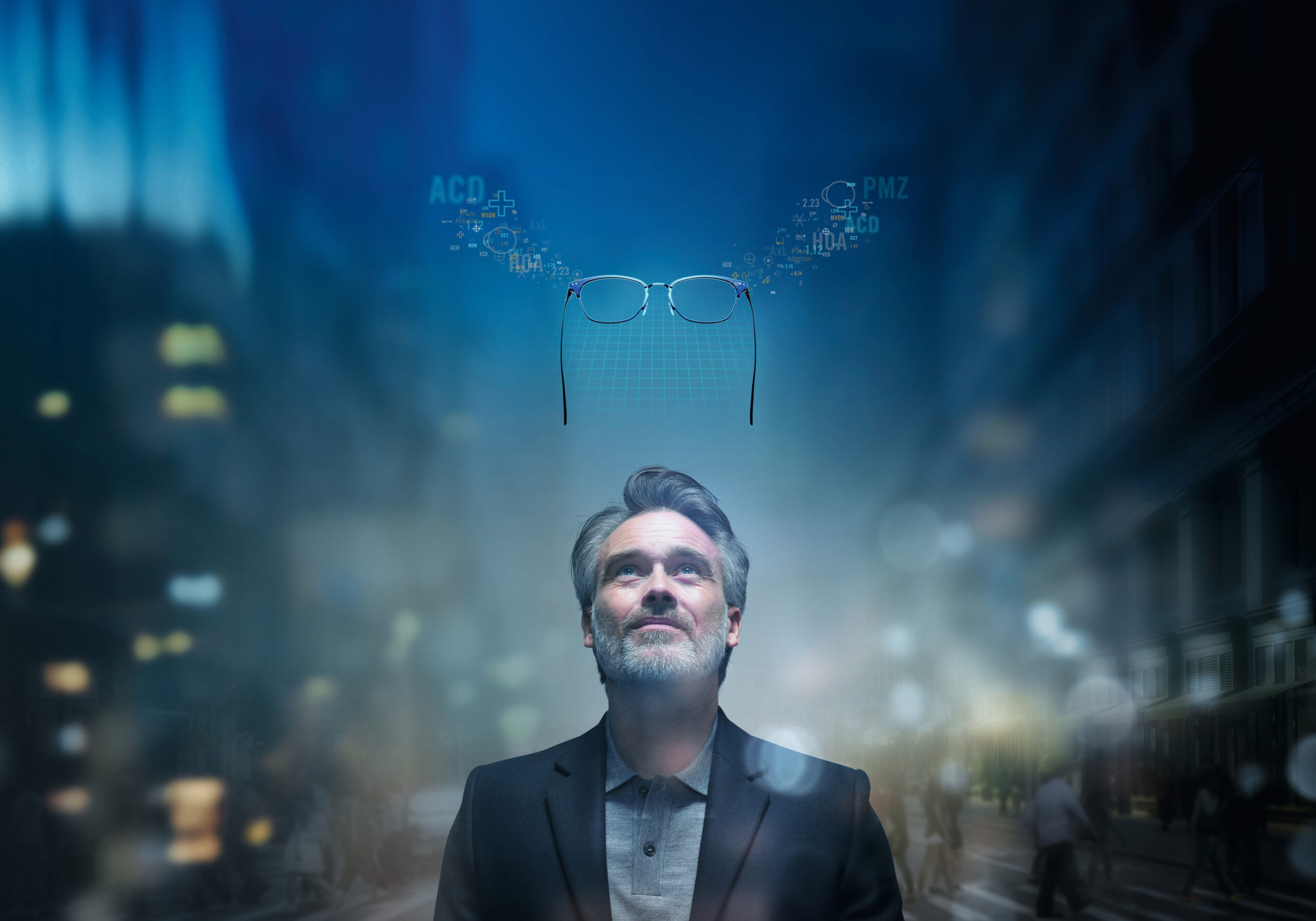Mann schaut vor digitalem Hintergrund hoch zu einer Gleitsichtbrille